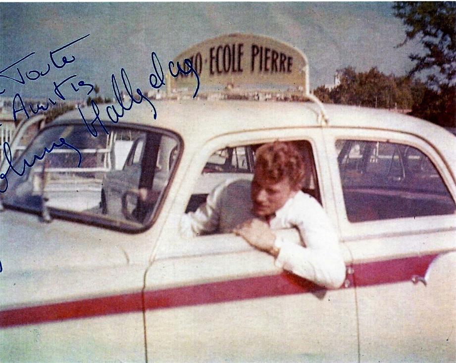 Johnny Hallyday en 1961 dans la voiture de l'auto-école Pierre, à Antibes.