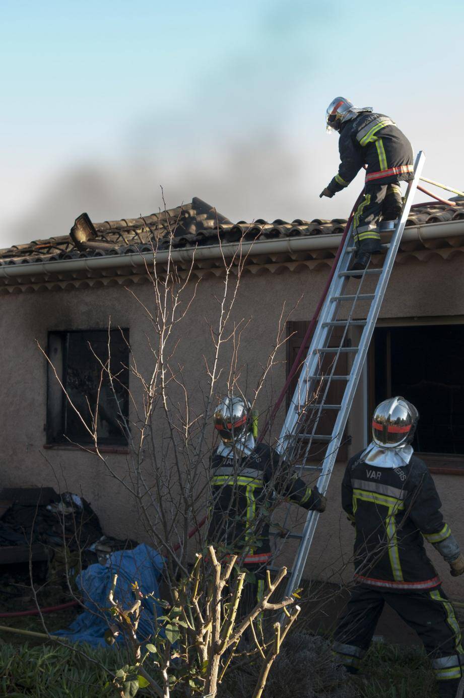 Malgré l'intervention rapide des pompiers, l'incendie a détruit une grande partie de la maison