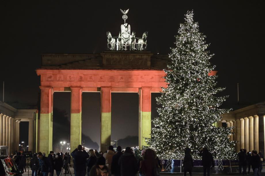 La porte de Brandebourg à Berlin illuminées aux couleurs de l'Allemagne après l'attaque qui a coûté la vie à 12 personnes lundi soir.