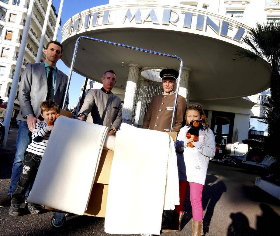 Remise très classe des couvertures du Grand Hyatt Hôtel Martinez à Cannes. Nicolas et Mathilde ont reçu un renfort précieux : Marc Leclerc (à gauche) qui participera aux tournées dans la rue.
