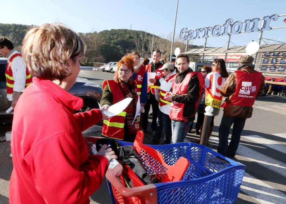 Une poignée de salariés de Carrefour manifestaient ce vendredi matin