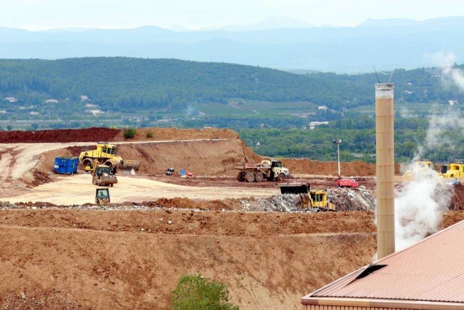 VISITE DU SITE DE BALANCANTRAITEMENT ET VALORISATION DES DECHETSDECHARGE DE DECHETS MENAGERS AU CANNET DES MAURES GERE PAR LA SOCIETE SOVATRAM FILIALE L USINE DE TRAITEMENT AVEC AU LOIN LES DECHETS REJETES DANS DES FOSSES