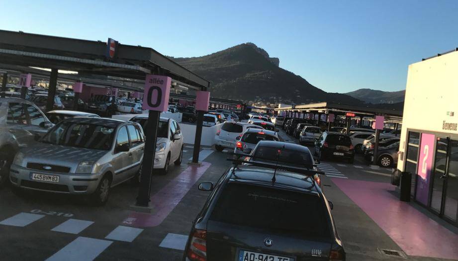 Parking de l Avenue 83 saturé ce samedi après-midi