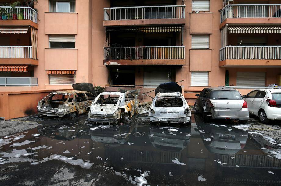 Un incendie de voitures s'est propagé à l'immeuble situé au 117 route de Sopsel à Menton.