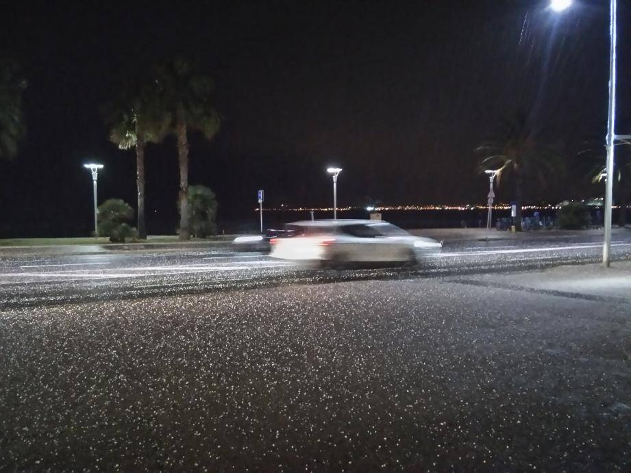 Il neige à gros flocons à Cagnes-sur-Mer