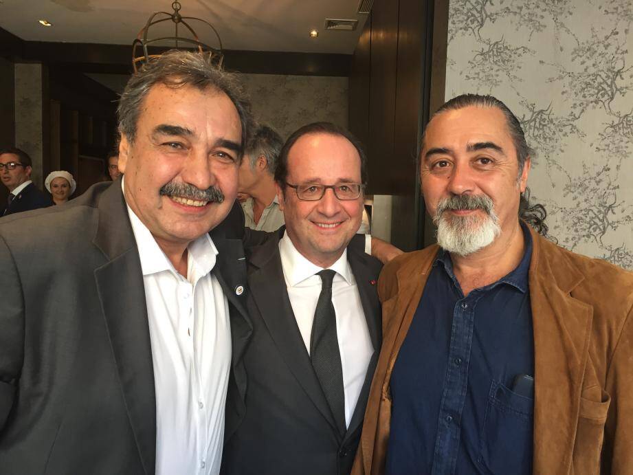 Téo Saavedra (à gauche) en compagnie du président Hollande et de Juan Carlos Zagal, dramaturge, acteur et réalisateur chilien.