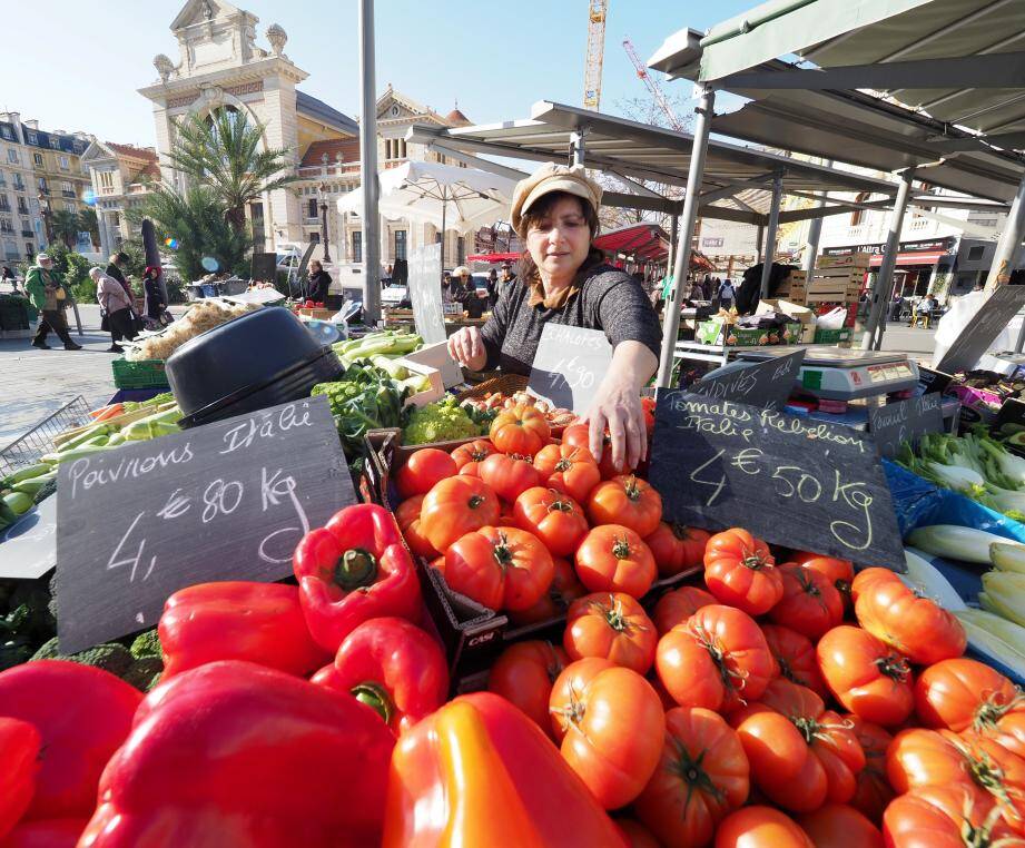 Après les courgettes, des poivrons à 4,80 e le kilo : « La neige a touché l'Italie aussi », explique Lydie Calascione (1). Pour Doumé, maraîcher, le froid faisait déjà flamber les prix à ses débuts en 1973 (2). « Si on répercute les prix, les clients ne viennent plus », prévient Jonathan Cataldo (3). Quelle que soit la saison, « les clients veulent tout, maintenant », observe Marie-Anne Cassar, productrice à la Gaude. 