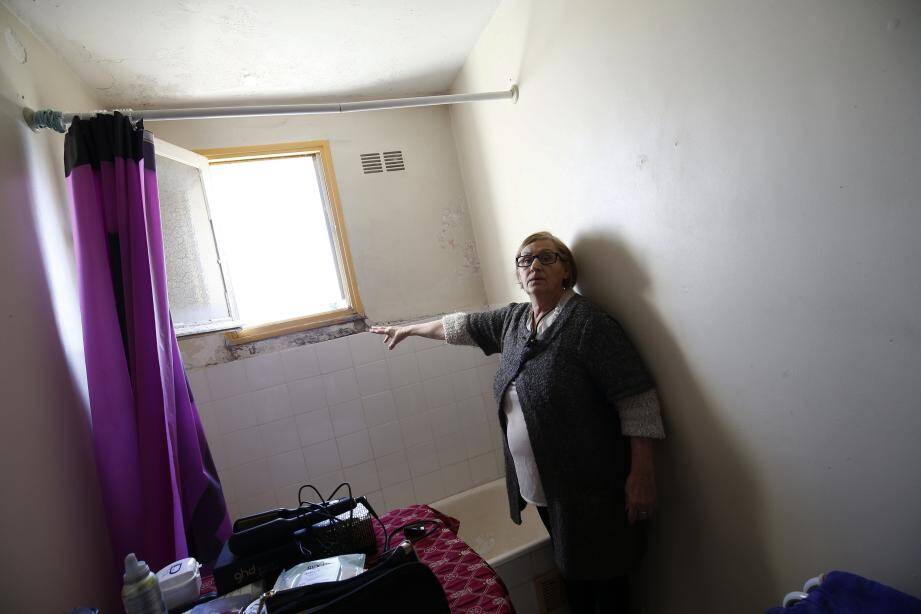 L'humidité transpire des plafonds, murs et fenêtres de la salle de bain de Géraldine Jacquey depuis six ans. Et son logement a été reconnu non-décent depuis 2013.