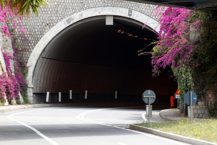 Illustration du tunnel routier reliant Menton à l'Italie. 