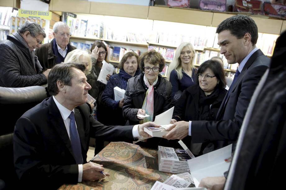 Christian Estrosi lors de la dédicace. 