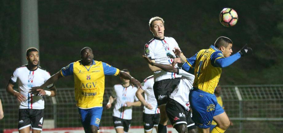 foot cfa etoile frejus st raphael en blanc contre toulon en jaunestade louis hon de st raf foot etoile toulon