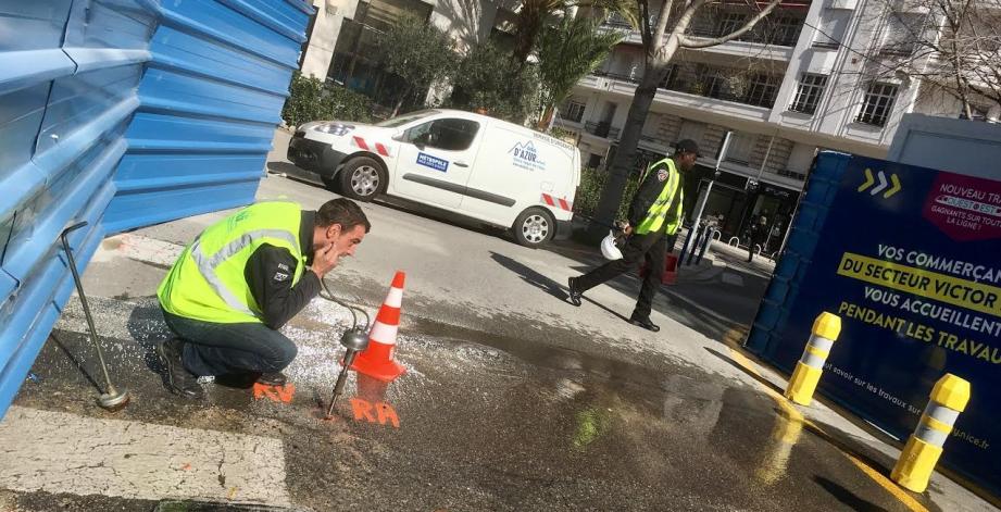 Rapidement colmatée, la fuite est survenue ce dimanche matin, boulevard Victor-Hugo, à quelques mètres de l'affaissement, qui s'est lui-même accentué, dû au creusement du tunnel de la ligne Est-Ouest du tram.