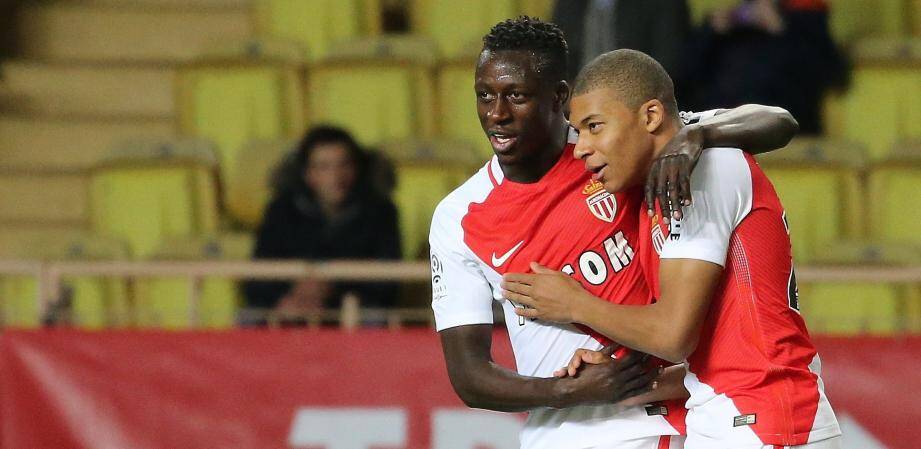 Benjamin Mendy congratule Kylian Mbappé après son but.