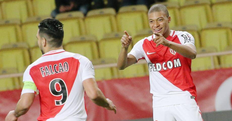 Kylian Mbappé célèbre son but avec Radamel Falcao