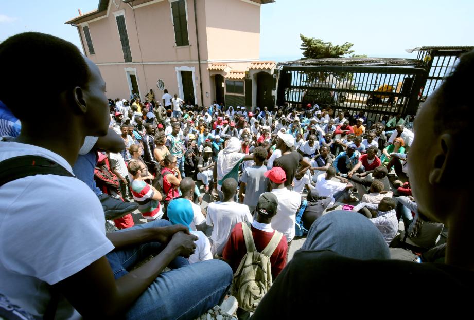 Des migrants bloqués à la frontière à Menton.