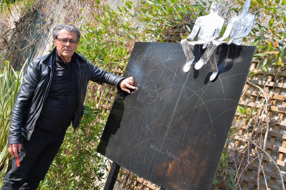 L'artiste Gérard-Haton-Gauthier devant son oeuvre dégradée.