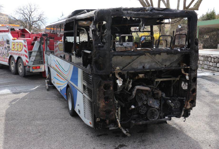 Le bus entièrement détruit a été enlevé hier en fin de matinée.