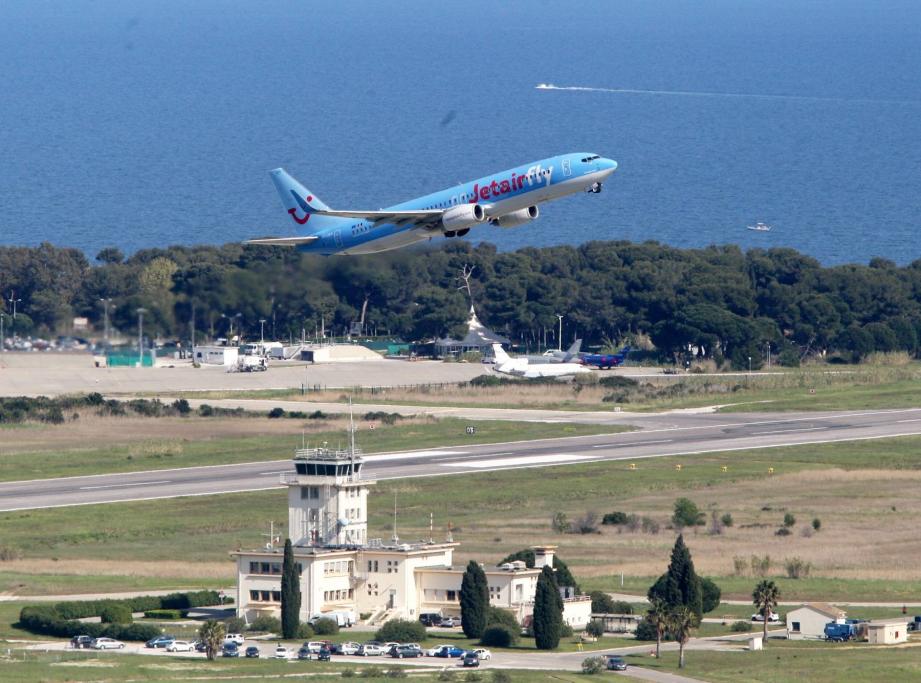 Vue de l'aéroport de Hyères-Toulon.