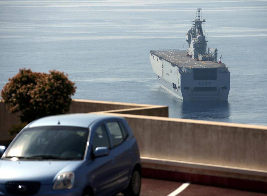 Le Tonnerre peut embarquer 16 hélicoptères. 