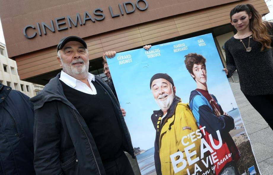 Gérard Jugnot avec l'affiche de son dernier film.