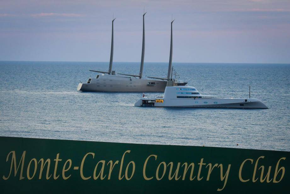 Les deux « A » réunis en baie de Monaco. Le bateau à moteur serait à vendre.