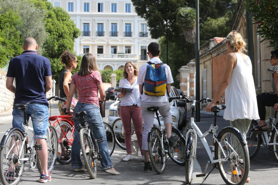 La guide Virginie Beneat devant la villa Henri-Joseph, quartier Châteaubriant.