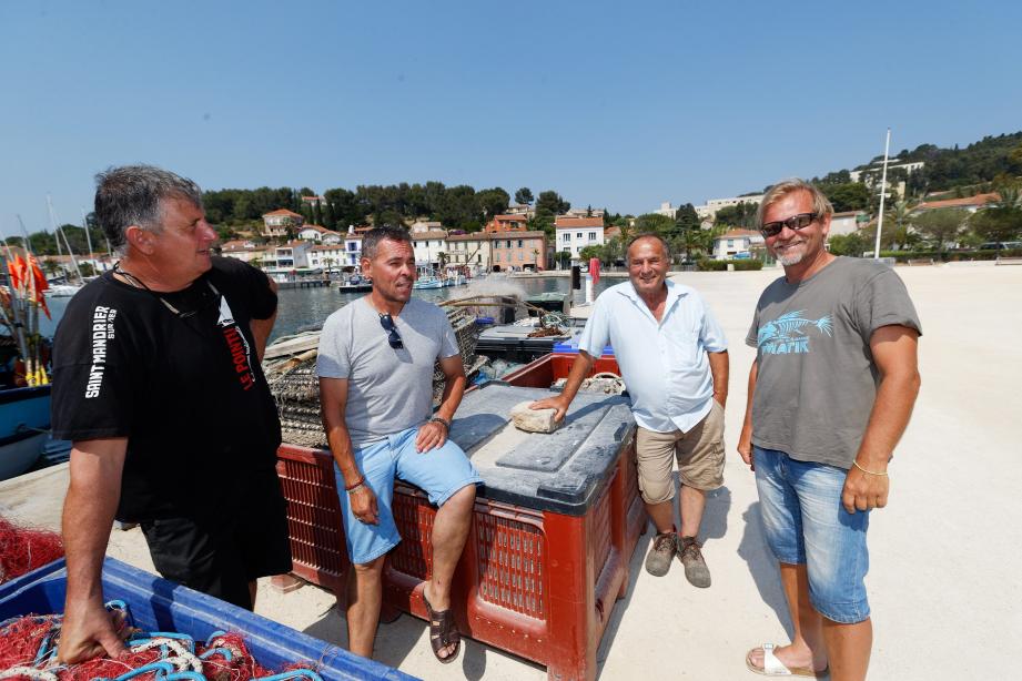 De gauche à droite : Thierry Raut, premier prud'homme de Saint-Mandrier, Pierre Morera, président du comité des pêches du Var, Didier Ranc, prud'homme major de La Seyne-Saint-Mandrier, et Sébastien Porterie, pêcheur à La Londe.