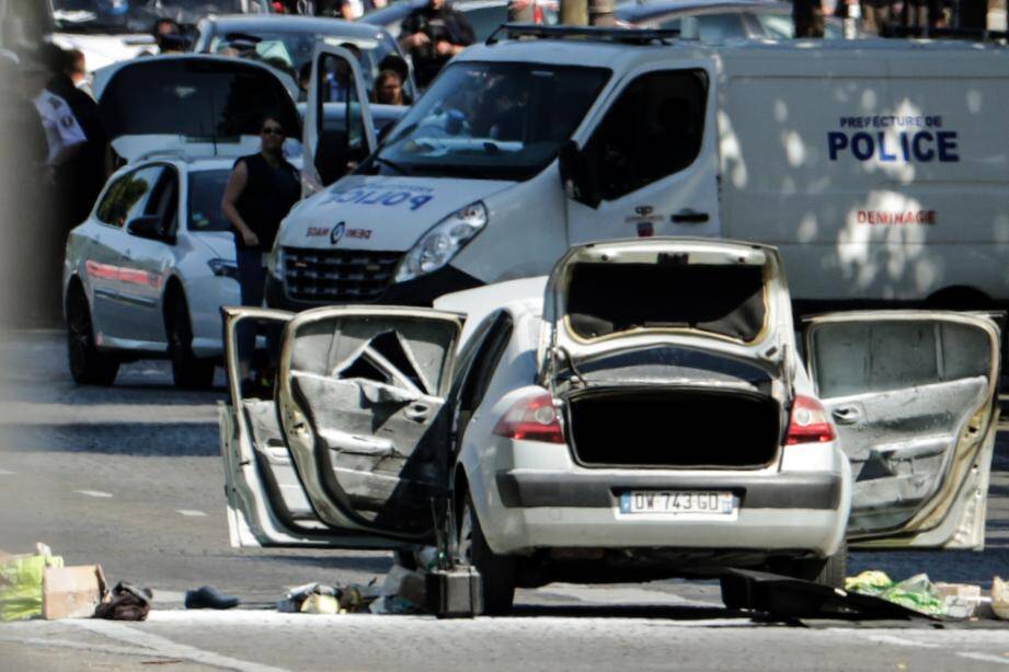 La voiture sur les Champs Elysées.