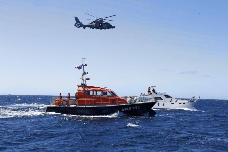 L'hélicoptère Panther de la Marine et une vedette de la SNSM.