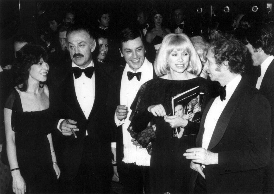 Mireille Darc entourée de Jacques Médecin, Alain Delon et Pierre Richard lors de l'inauguration du Casino Ruhl, à Nice.