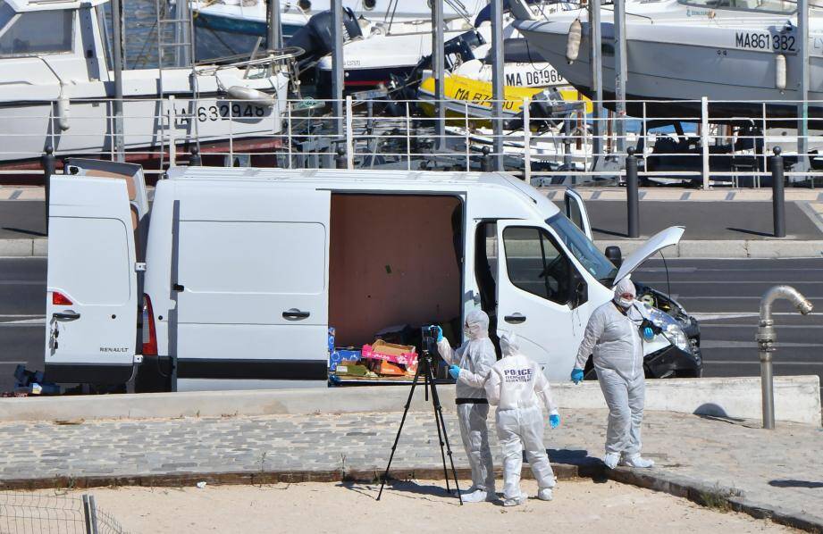 La camionnette dans laquelle un homme a foncé sur deux Abribus à Marseille.