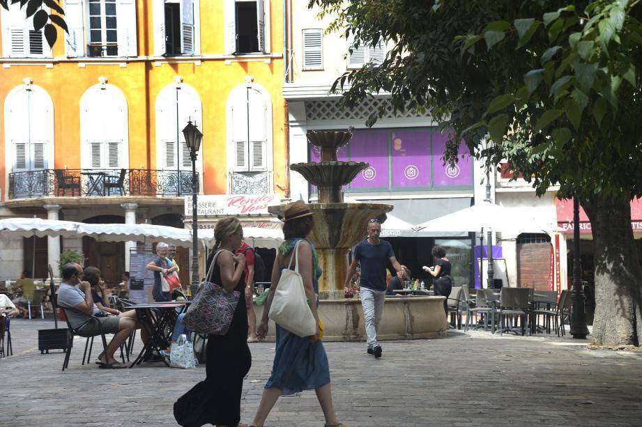 La place aux Aires (aire de battage du blé d’où son nom) a été aménagée au XIXe siècle au-dessus d’un canal où court encore aujourd’hui un bien précieux: l’eau de la Foux qui alimente la ville depuis le Moyen-âge. Au départ horsles murs, la place aux Aires était un champ !	