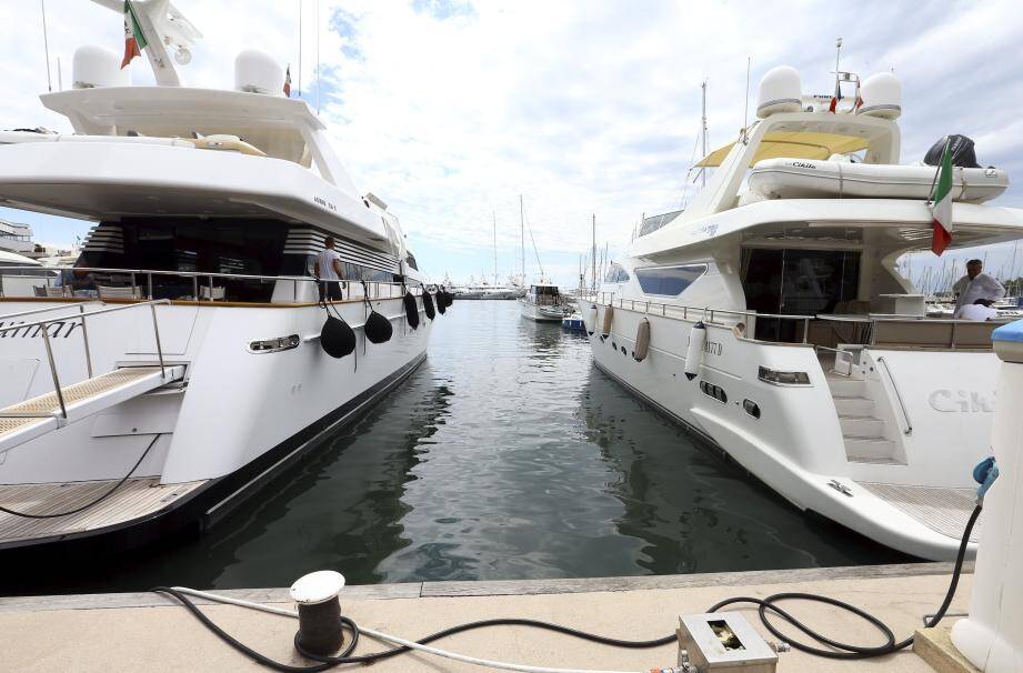 Cet été, le quai des milliardaires à Antibes, plus gros port de plaisance d’Europe en tonnage, a été relativement quasi-désert.	