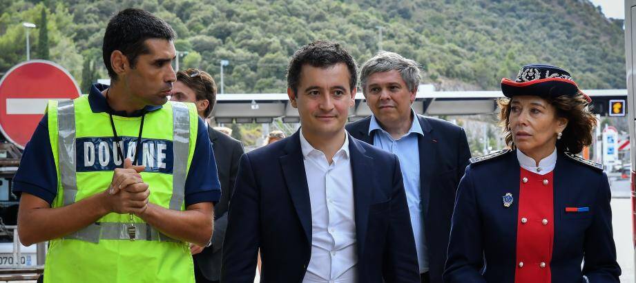 Gérald Darmanin en visite le 11 août au poste de péage de La Turbie.