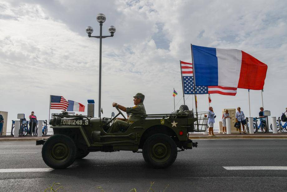 Défilé sur la prom des vehicules militaires pour l'anniversaire de le libération de la ville.