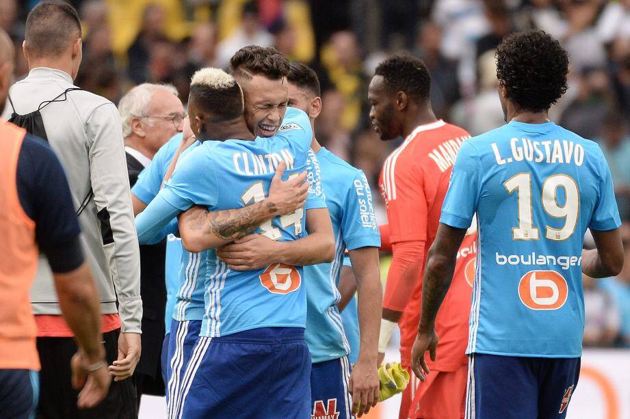 Lucas Ocampos félicité par Clinton Njie.