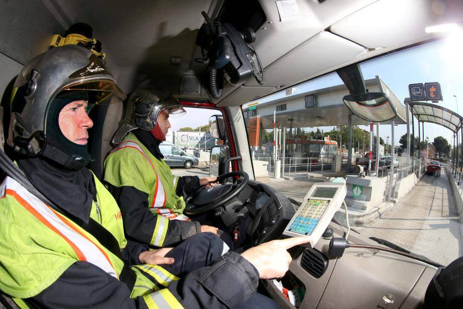 Les pompiers du SDIS 83 devant un péage Vinci Autoroutes.