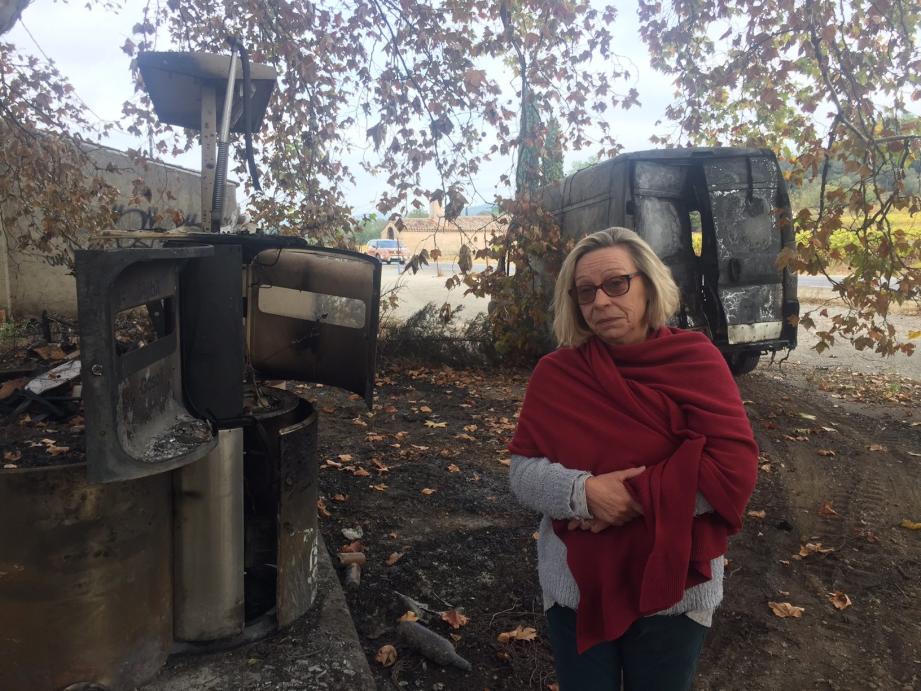 Catherine Pettavino devant la carcasse du camion de chantier de son mari.