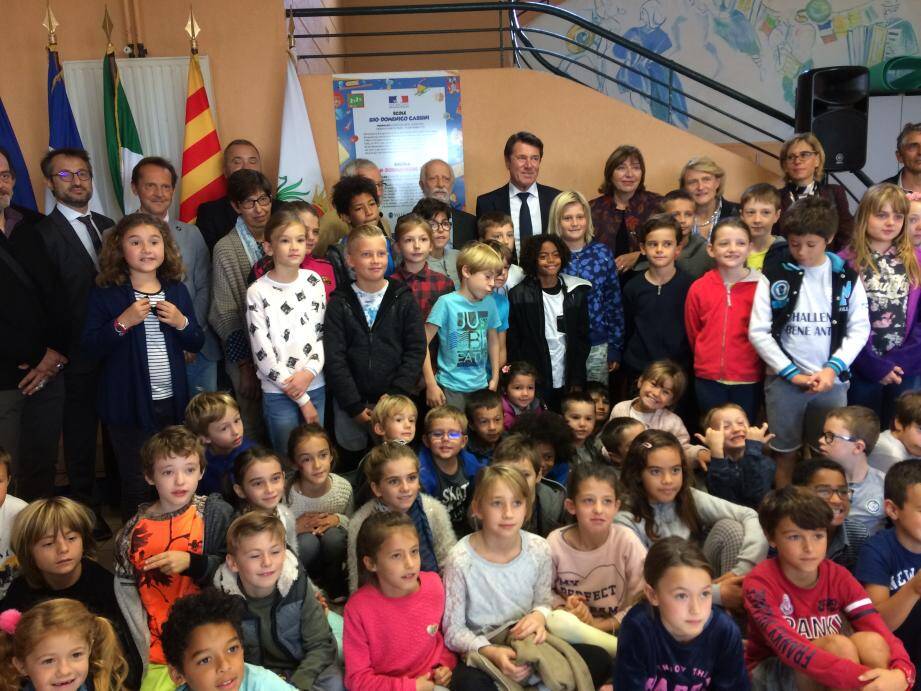 La première des 154 plaques bilingues a été installée dans l'école Cassini jeudi matin.