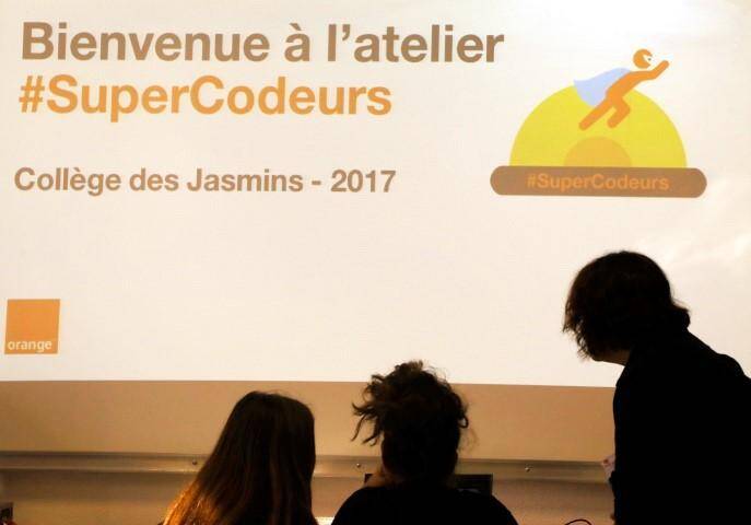 Le collège jasmin de Grasse accueille un atelier de codage et de robotique.