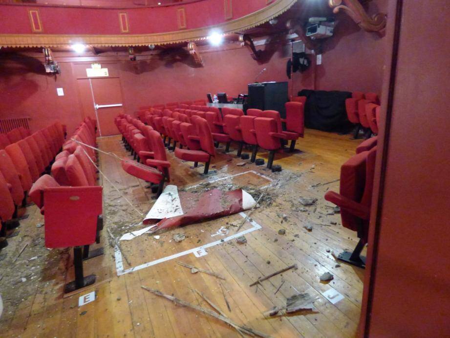 Le plafond du Théâtre Denis à Hyères s'effondre ...