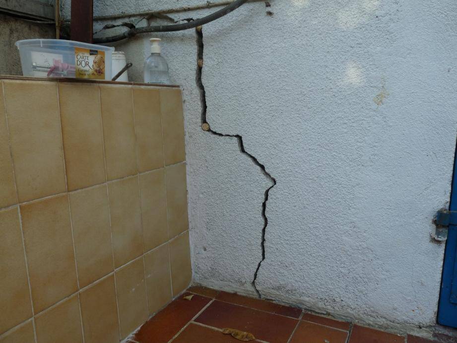 Sur toute la hauteur du mur, une fissure de plusieurs centimètres de large lézarde la façade d’une villa du quartier des Ameniers. 