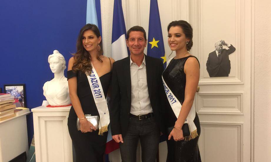 Le maire entouré des miss ( Côte d’Azur à sa droite et Provence à sa gauche