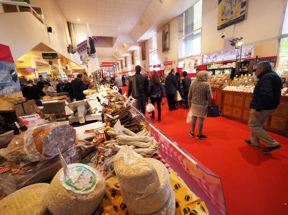 Au menu: fromages, vins, champagne, liqueurs, foie gras, spécialités régionales, jambon de pays