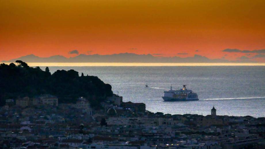 Pourquoi Voit On Si Bien La Corse Depuis La Cote D Azur Nice Matin