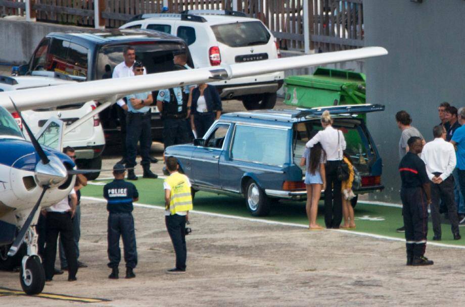 Laeticia et ses filles se sont recueillies devant le cercueil de Johnny qui a rejoint le cimetière de Lorient sur l'île de Saint Barth'.