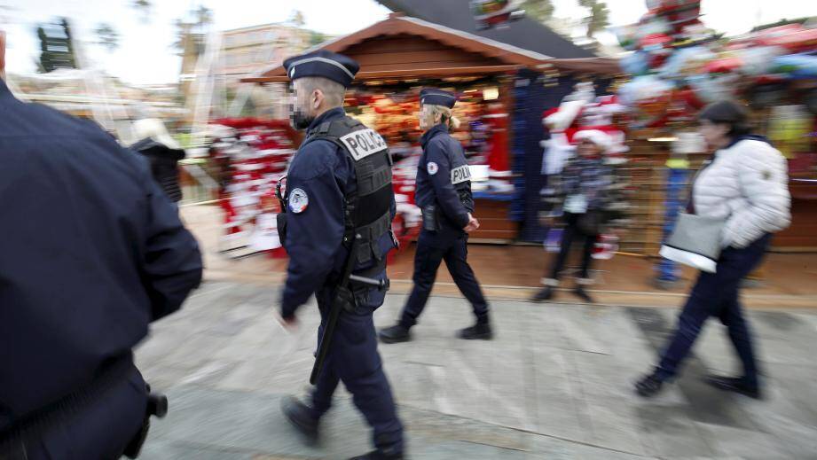 Des policiers au marché de Noël de Nice, en 2016. Illustration. 