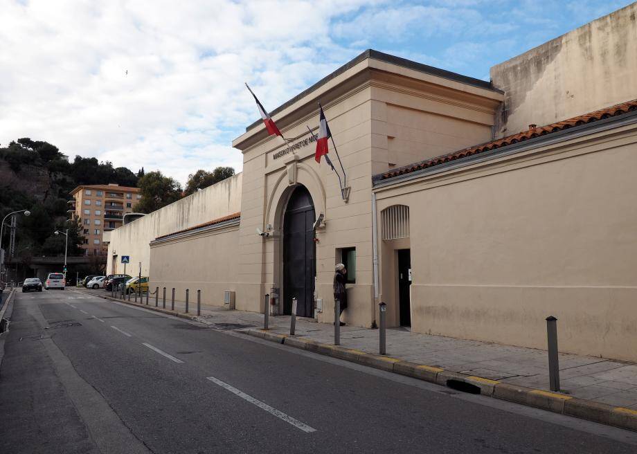 Malgré l'installation de filets de protection, il y a toujours des projections à la maison d'arrêt de Nice. Cause d'insécurité dans le quartier pour de nombreux riverains. « Complément d'enquête »  a réalisé un documentaire sur ce sujet, axé sur la porosité et la « facilité » de faire passer des objets  a priori interdits derrière des barreaux. Les équipes de France 2 et de Thomas Sotto ont notamment enquêté à Nice. « La vraie vie en prison », ce soir à 23 heures.  