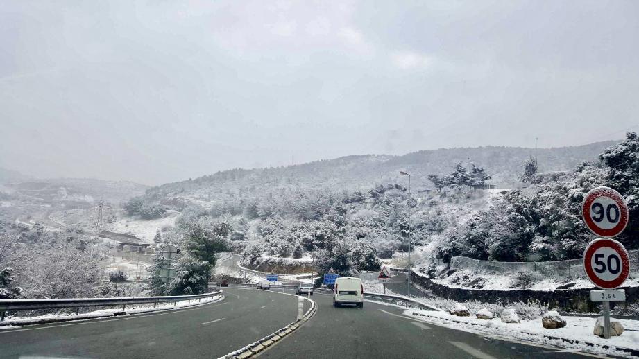 Après le péage de La Turbie, l'autoroute A500 sous la neige