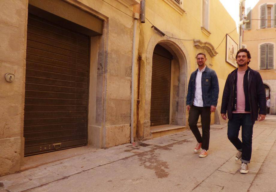 Florian Mallarme (à gauche) et Vincent Giujuzza devant leur futur magasin situé au 3, rue Nicolas-Laugier, perpendiculaire à la rue Pierre-Sémard.